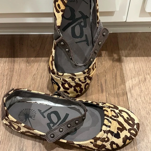 OTBT leopard flats. Size 6. EUC. - Picture 2 of 4